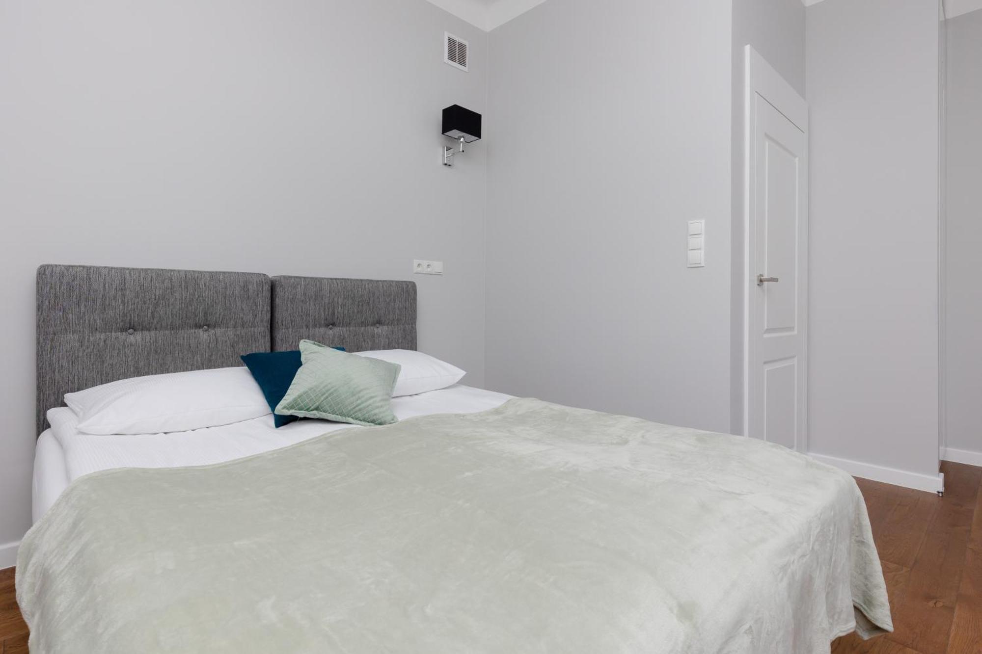 City Center Aparthotel Chmielna By Noclegi Renters ワルシャワ エクステリア 写真